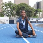 La atleta Nicole Cañola posa sonriente sobre la remodelada pista de atletismo Emilio Estrada Ycaza, en el centro de Guayaquil, donde entrena de lunes a sábado.