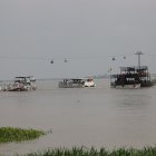 En el río Guayas hay embarcaciones que ofrecen paseos a turistas, pero no hay una opción que permita movilizarse a la ciudadanía entre cantones vecinos.