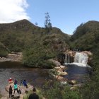 Paisaje. Un grupo de turistas disfrutan de la cascada El Rodeo, que queda en el cantón Oña, provincia Azuay.