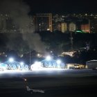 Humo en el aeropuerto de La Carlota tras las explosiones y el vuelo a baja altura de aviones en Caracas, Venezuela, el 3 de enero de 2026.