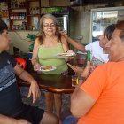 Propietaria. Dévora Barzola Lindao es la mujer propietaria de este local tradicional de Playas.