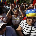 Ciudadanos venezolanos celebran durante una manifestación este sábado 3 de enero de 2026, en Santiago (Chile).
