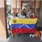 Ciudadanos venezolanos ven más cerca el regreso a su país tras la caída de Nicolás Maduro.