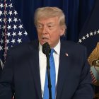 El presidente Donald Trump habla al mundo desde Mar-A-Lago.