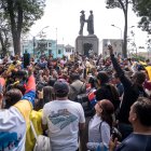 Ciudadanos venezolanos celebran durante una manifestación este sábado, en Lima (Perú).