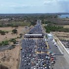 Feriado ha provocado congestionamientos en el peaje Chongón, vía a la costa.