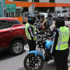 En la av. Diego de Almagro, norte de Quito, un agente civil de tránsito recuerda la normativa a un motociclista.