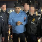Nicolás Maduro es escoltado por agentes federales tras su llegada a Nueva York.