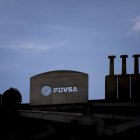 Detalle de una escultura en las inmediaciones del edificio de la sede principal de Petróleos de Venezuela (PDVSA), hoy 25 de agosto de 2017, en Caracas (Venezuela). Estados Unidos golpeó hoy por primera vez al sistema financiero venezolano con sanciones pero evitó de nuevo apuntar a la importación de petróleo, el núcleo de la economía del país suramericano. El presidente estadounidense, Donald Trump, firmó hoy una orden ejecutiva por la que prohíbe las "negociaciones en deuda nueva y capital emitidas por el Gobierno de Venezuela y su compañía petrolera estatal (PDVSA)". EFE/MIGUEL GUTIÉRREZ VENEZUELA CRISIS SANCIONES