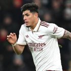 Hincapié no rota, sostiene: el ecuatoriano que eleva al Arsenal.
