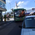 Caso. Buses hacen maniobras para evitar chocarse con los vehículos que están estacionados en la zona azul de la calle Eugenio Espejo en Tumbaco.