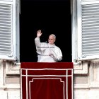 El papa León XIV desde la ventana del Palacio Apostólico haciendo un llamado a la paz y el bienestar del pueblo venezolano.