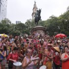 Personas participan en un desfile de una comparsa callejera este domingo, en Río de Janeiro (Brasil).