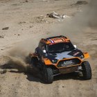 El belga Guillaume de Mevius y el francés Mathieu Baume en el interior de su vehículo durante la primera etapa del rally Dakar.