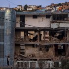 Fotografía que muestra un edificio afectado por un explosivo, este domingo en Catia La Mar (Venezuela).