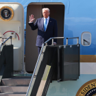 Donald Trump regresa a Washington tras advertir a gobiernos latinoamericanos por la captura de Maduro.