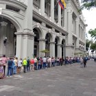 Escena. Largas filas en los exteriores del Palacio Municipal de Guayaquil.