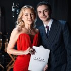 kate Hudson junto a Timothée Chalamet después de entregarle su estatuilla a mejor actor actor por su papel en "Marty Supreme".