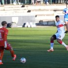 Jeremy Arévalo (d) en su primer partido con el Stuttgart alemán, este lunes 5 de enero.