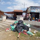 Cerca de algunos comedores en Playas hubo basura acumulada. Apenas tres camiones recolectores recorrieron todo el cantón.