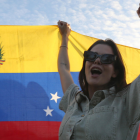 Una persona sostiene la bandera de Venezuela durante una manifestación este domingo 04 de enero, en Cancún (México), en un gesto de orgullo nacional y llamado a la democracia.