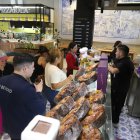 Clientes haciendo fila para comprar una rosca de Reyes en Nicole Pastry Arts, en el Mall de Sol.