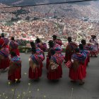 Integrantes de organizaciones sociales participan en una marcha convocada por la Central Obrera Boliviana (COB) este 5 de enero de 2026, en La Paz (Bolivia).