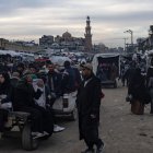 Palestinos desplazados caminan por una de las calles de la ciudad de Khan Younis en la franja de Gaza sur, 04 de enero de 2026, en medio de difíciles condiciones humanitarias.