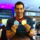 Esteban Enderica con algunas de las medallas que ganó en los Juegos Bolivarianos, que fueron el cierre perfecto de una positiva temporada 2025.