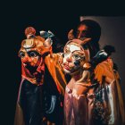 La primera propuesta se articula a partir del uso de la máscara, la música y el movimiento.