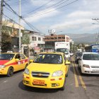 Instalación. El adhesivo electrónico será visible para el control en Quito y se entregará en la revisión vehicular.