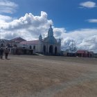 Abandono. La plaza central de Narancay Alto se mantiene con piso de tierra, luce abandonada y con basura.