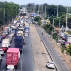 Largas filas de vehículos se evidenciaron en la vía a la costa, en sentido hacia la avenida del Bombero, la tarde de este lunes 5 de enero.
