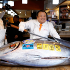 Kiyoshi Kimura antes de cortar un atún rojo de 243 kilogramos que adquirió por 2.8 millones de euros.