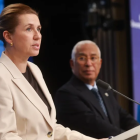 La primera ministra danesa Mette Frederiksen (L), junto al presidente del Consejo Europeo, Antonio Costa y la presidenta de la Comisión Europea, Ursula von der Leyen