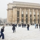 La gente camina durante una nevada cerca de la Torre Eiffel en París, Francia, el 5 de enero de 2026.