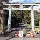 Una linterna de piedra frente a la puerta torii del Santuario Hirahama Hachimangu se derrumbó en Shimane, oeste de Japón, el 6 de enero de 2026.