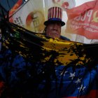 Una persona muestra el 5 de enero de 2026 una máscara de Donald Trump durante una manifestación en Sao Paulo, Brasil.