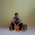 El EP del músico reúne influencias diversas: bolero, cumbia, salsa y música popular de barrio que se cruzan con diseño sonoro electrónico y rap.