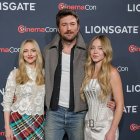 Amanda Seyfried. Brandon Sklenar y Sydney Sweeney.