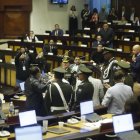 La escolta legislativa tuvo que actuar ante la tensión entre asambleístas de ADN y el correísmo.