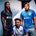 Ricardo Adé (I), Michael Estrada (C) y Richard Mina (D) posan con la nueva indumentaria de Liga de Quito para el 2026.