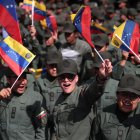 Mujeres integrantes de la Fuerza Armada Nacional Bolivariana (FANB) participan en una marcha del chavismo este 6 de enero de 2026, en Caracas (Venezuela).