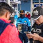 Agentes decomisan armas blancas y objetos prohibidos en estaciones de Quito.