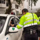 Que los vehículos porten las placas autorizadas de identificación es uno de los puntos que se revisan durante los operativos de agentes de tránsito en Ecuador.