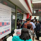 Incertidumbre. Desde temprano, quiteños forman filas para pagar y aclarar dudas sobre el impuesto predial.