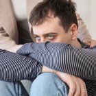 La adicción aparece cuando la persona ya no realiza una conducta por disfrute, sino para evitar el malestar físico y emocional que provoca no repetirla.