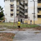 En este parque de la ciudadela La Saiba, en el sur de Guayaquil, hay juegos infantiles oxidados y vegetación seca.