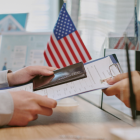 Referencial.Entrega de documentos en oficina migratoria estadounidense, en medio de nuevas restricciones para solicitantes de visa provenientes de Venezuela y Cuba.