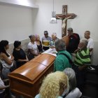 Personas asisten al velorio de Rosa Elena González este lunes 5 de enero de 2026, en Catia La Mar (Venezuela).